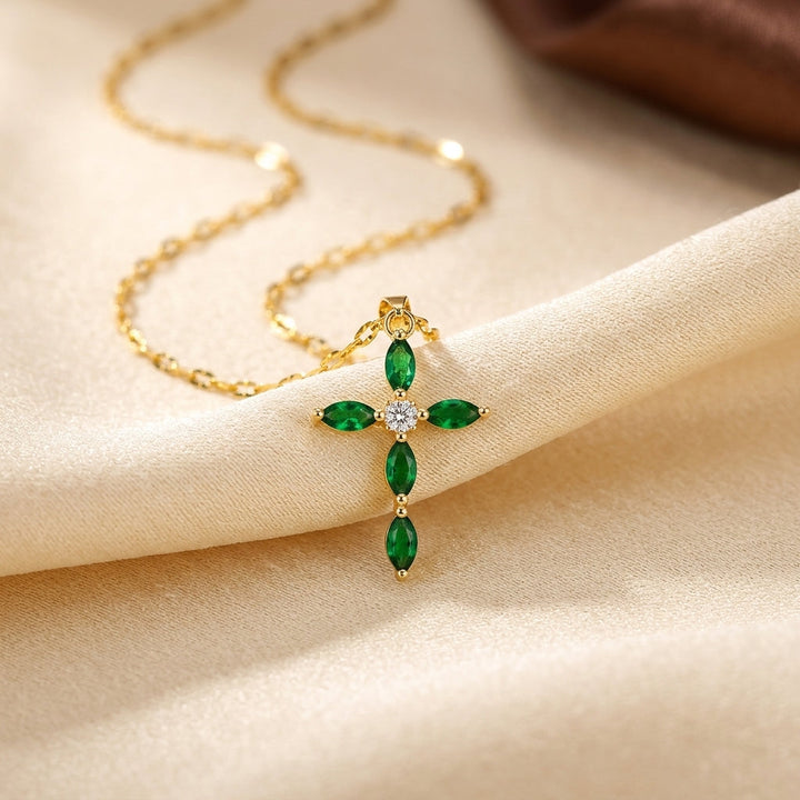 Collier croix en or et émeraude en forme de marquise