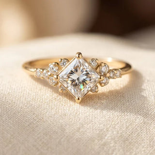 Bague solitaire carrée en or