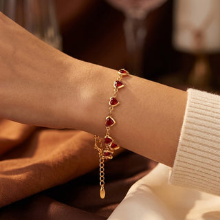 Bracelet chaîne en or et rubis en forme de cœur